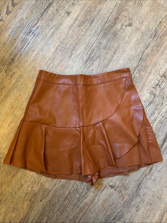 the cousin to couture Pants - High-Rise Ruffle Faux Leather Skort in Cognac